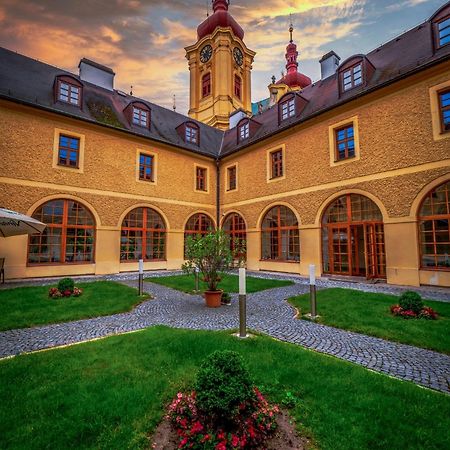 Hotel Klaster Hejnice - Vzdelavaci, Konferencni A Poutni Dum Extérieur photo