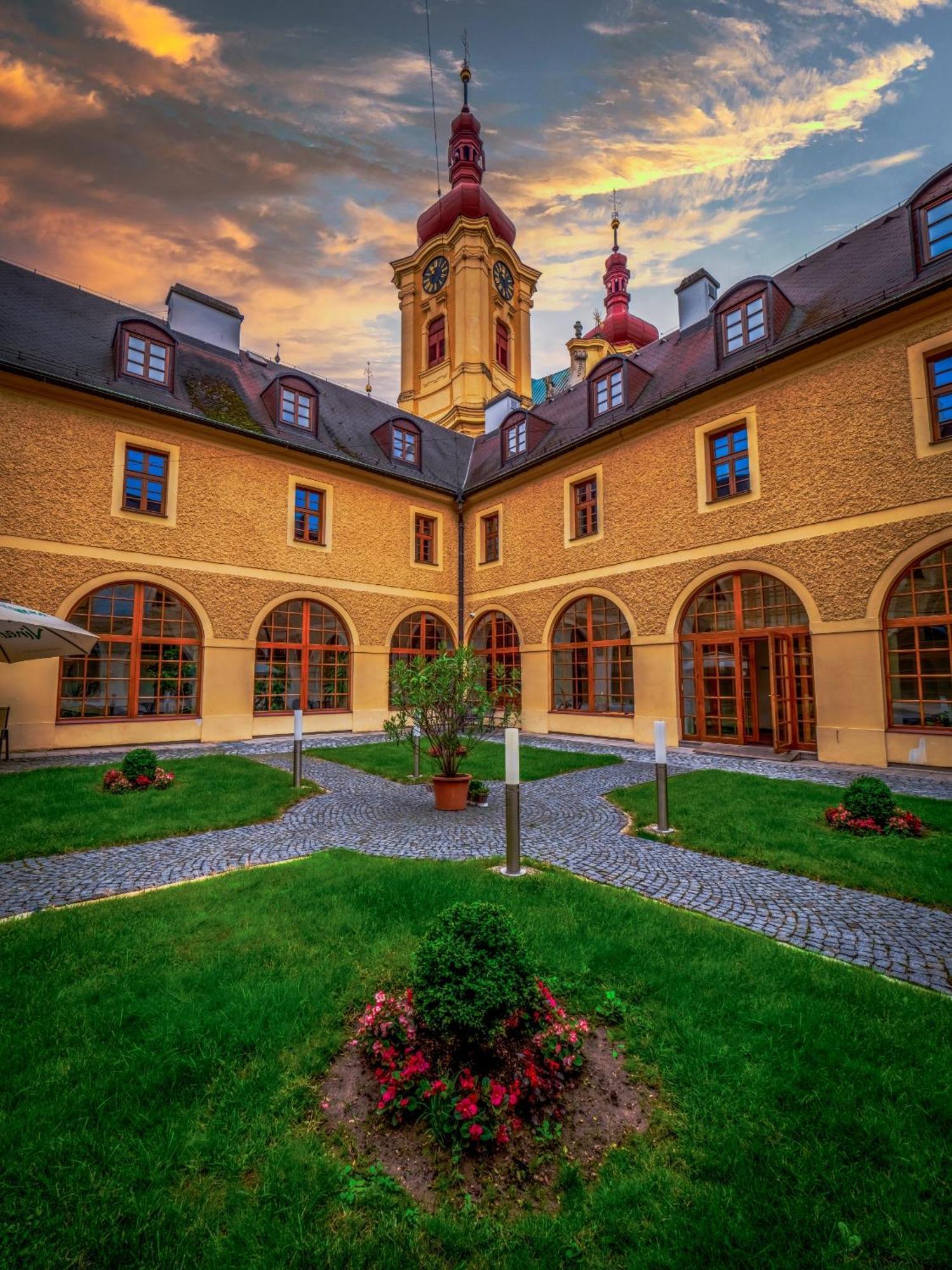 Hotel Klaster Hejnice - Vzdelavaci, Konferencni A Poutni Dum Extérieur photo