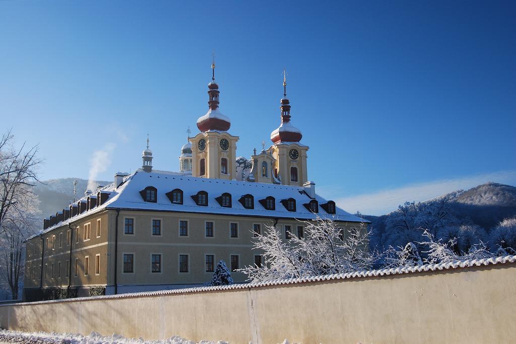 Hotel Klaster Hejnice - Vzdelavaci, Konferencni A Poutni Dum Extérieur photo